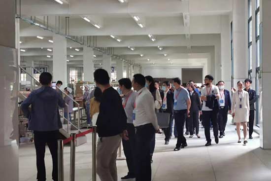 ���u���B���f