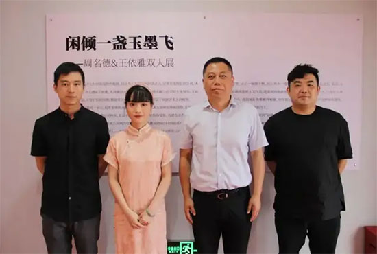 ��ˇ�gע��ƿ�У����ڿ��Ҽ���������һ����