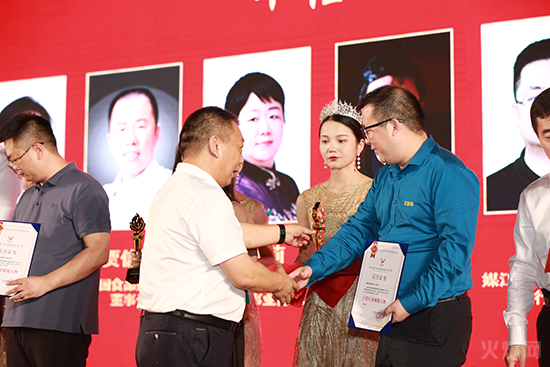 �������ǡ���ţ�����C��ʢ���e�У��𱬾W(w��ng)�ο��ث@��ʮ���ИI(y��)�x���������