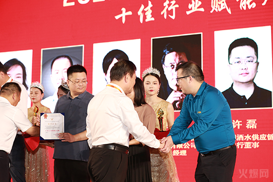 �������ǡ���ţ�����C��ʢ���e�У��𱬾W(w��ng)�ο��ث@��ʮ���ИI(y��)�x���������