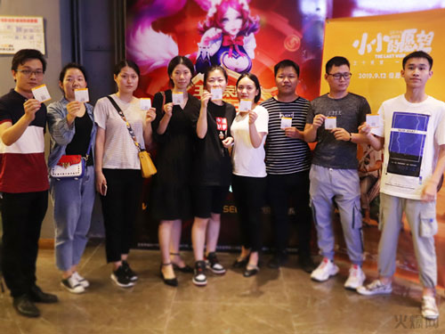 與愛同行,雙喜臨門!火爆網發放中秋禮品并包場邀請200名員工看電影!