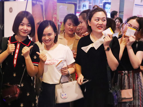 與愛同行,雙喜臨門!火爆網發放中秋禮品并包場邀請200名員工看電影!