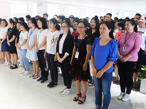 與愛同行,雙喜臨門!火爆網發放中秋禮品并包場邀請200名員工看電影!