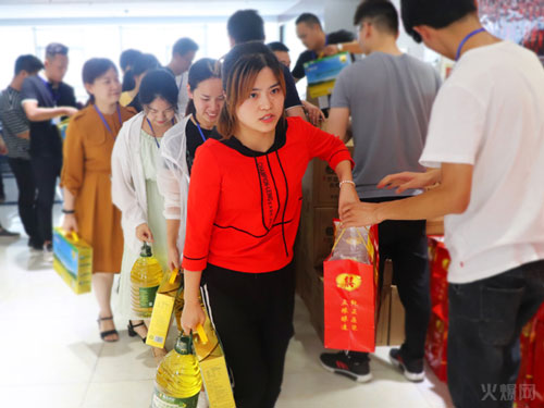 與愛同行,雙喜臨門!火爆網發放中秋禮品并包場邀請200名員工看電影!