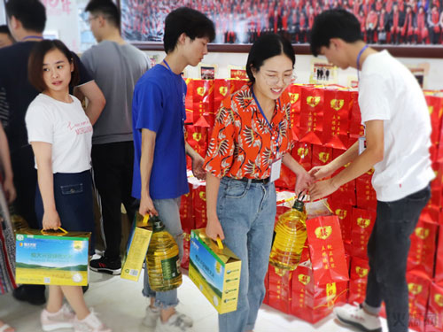 與愛同行,雙喜臨門!火爆網發放中秋禮品并包場邀請200名員工看電影!