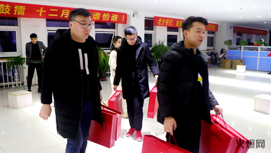 玉豬辭舊歲,金鼠報春歸!心系員工,情暖冬日,火爆網新年好禮大派送!