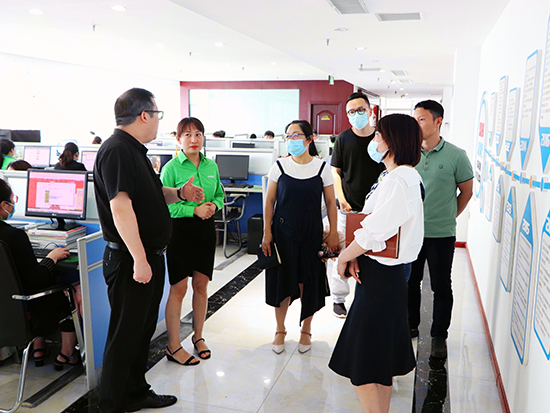 熱烈歡迎創新協同中心吳主任一行蒞臨火爆網參觀考察!