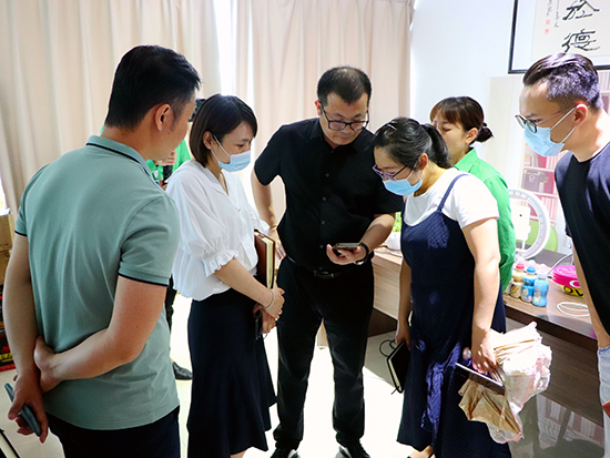 熱烈歡迎創新協同中心吳主任一行蒞臨火爆網參觀考察!