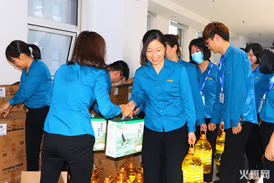 火爆家人領取中秋禮品