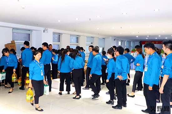 火爆家人領取中秋禮品