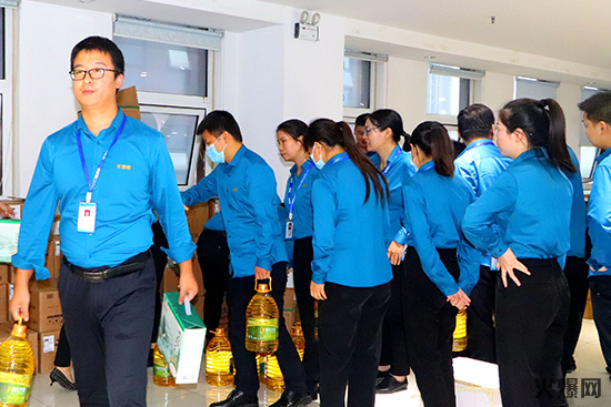 火爆家人領取中秋禮品