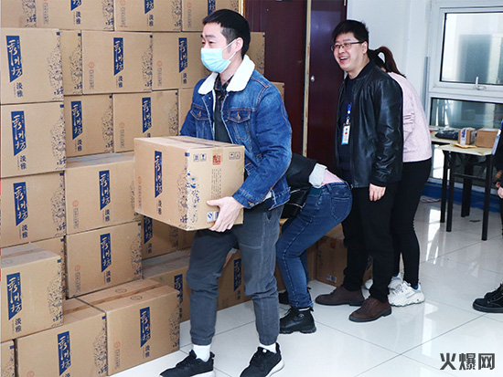 感恩員工,溫暖新春!火爆網為員工發放春節福利!