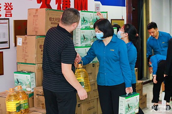 月圓人團圓,中秋好禮祝團圓!火爆網為員工發放中秋節福利!