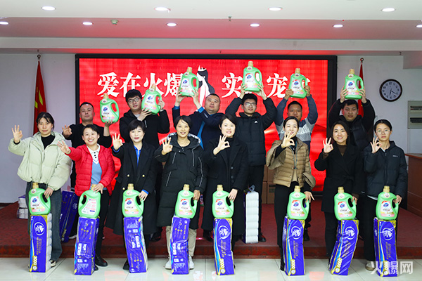 巾幗綻芳華,逐夢新火爆!火爆網為員工發放女神節禮品!